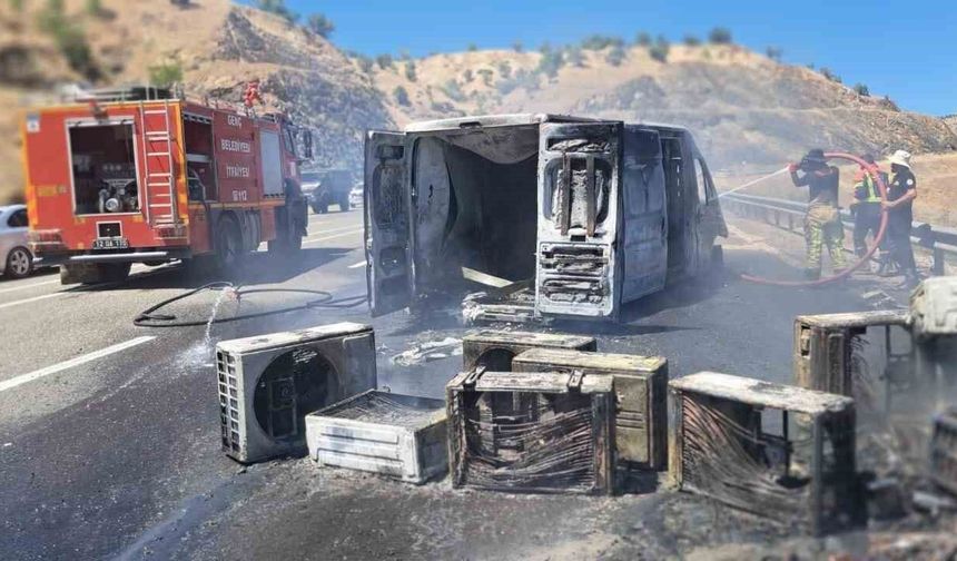 Bingöl'de klima yüklü kamyonet alev alev yandı