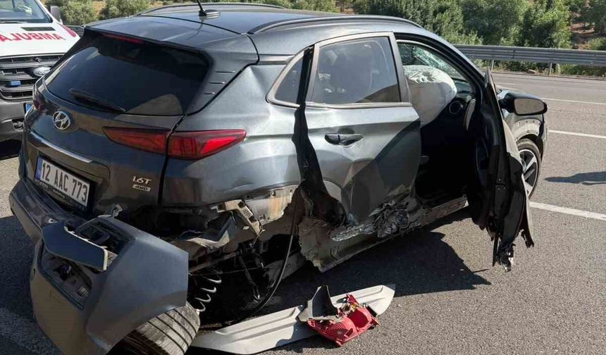 Bingöl'de otomobil bariyerlere çarptı: 2 yaralı
