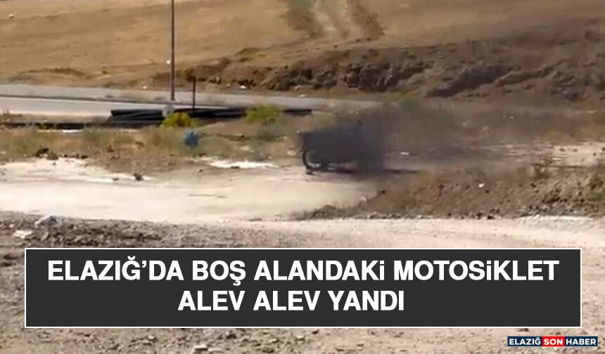 Elazığ’da Boş Alandaki Motosiklet Alev Alev Yandı