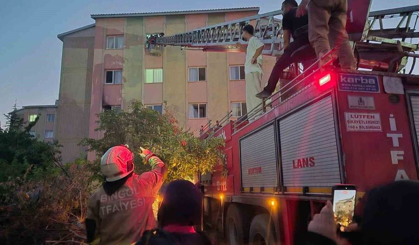 Bingöl'de 16 dairelik bina alevlere teslim oldu: Mahsur kalanları itfaiye merdivenle kurtardı