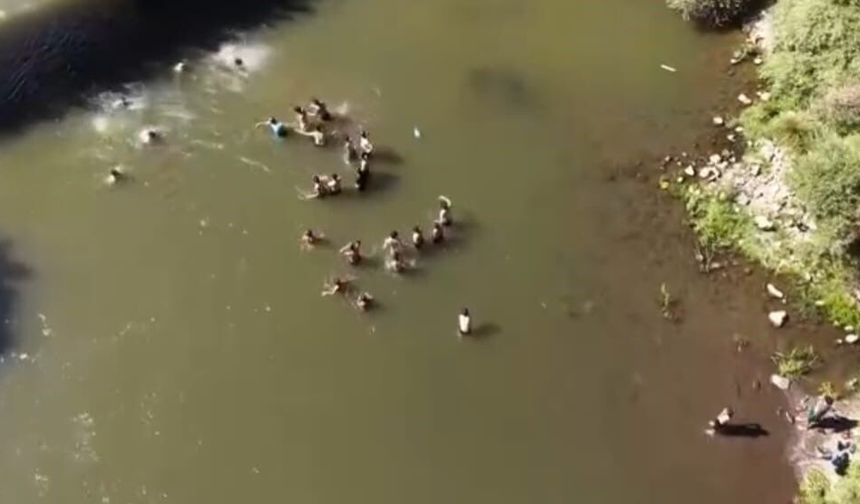 Bingöl'de suda kaybolan kişiyi vatandaşların kurtarma mücadelesi dronla görüntülendi