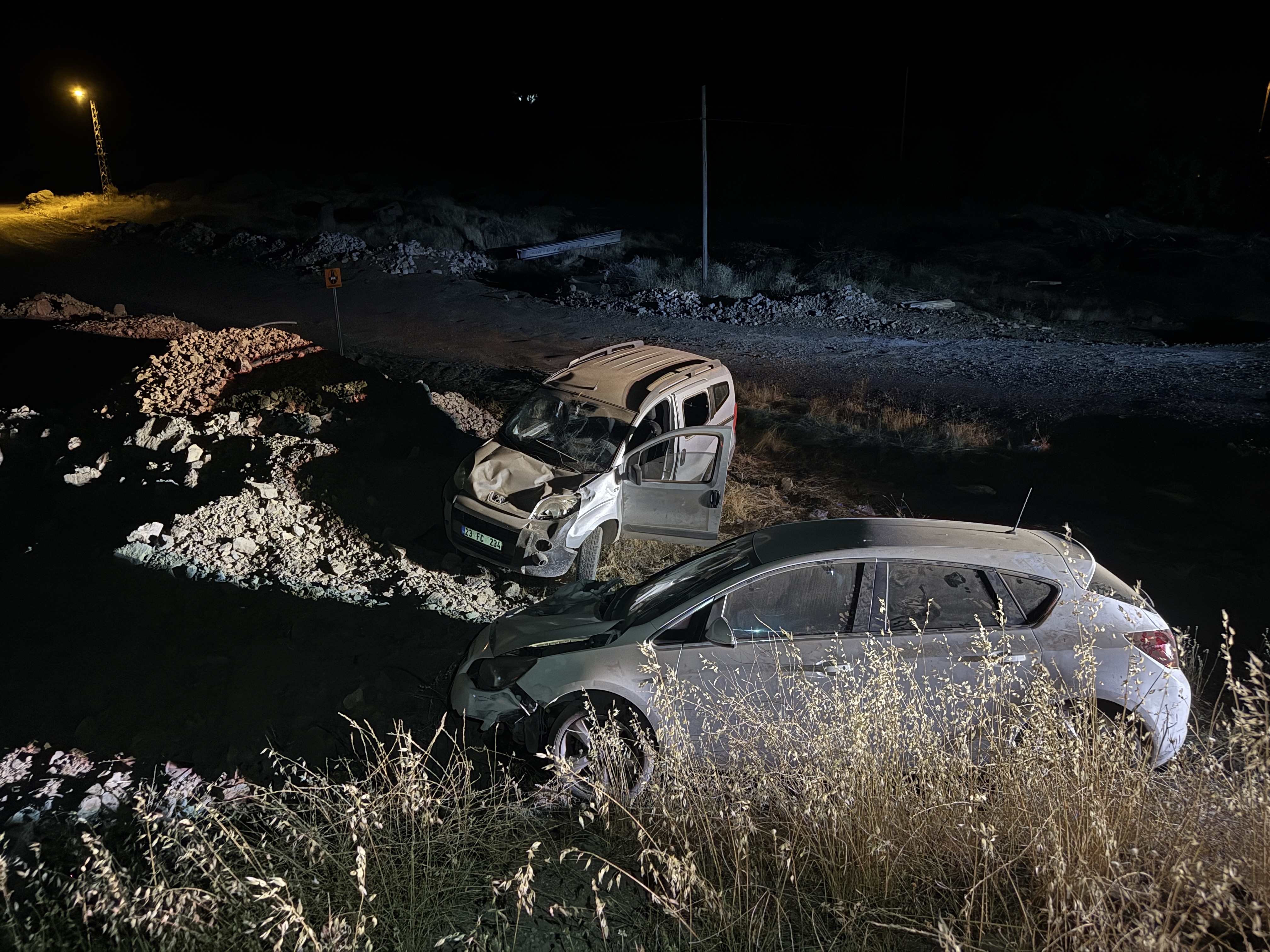 Elazığ'da Hafif Ticari Araç Ile Otomobilin Çarpışması Sonucu 9 Kişi Yaralandı