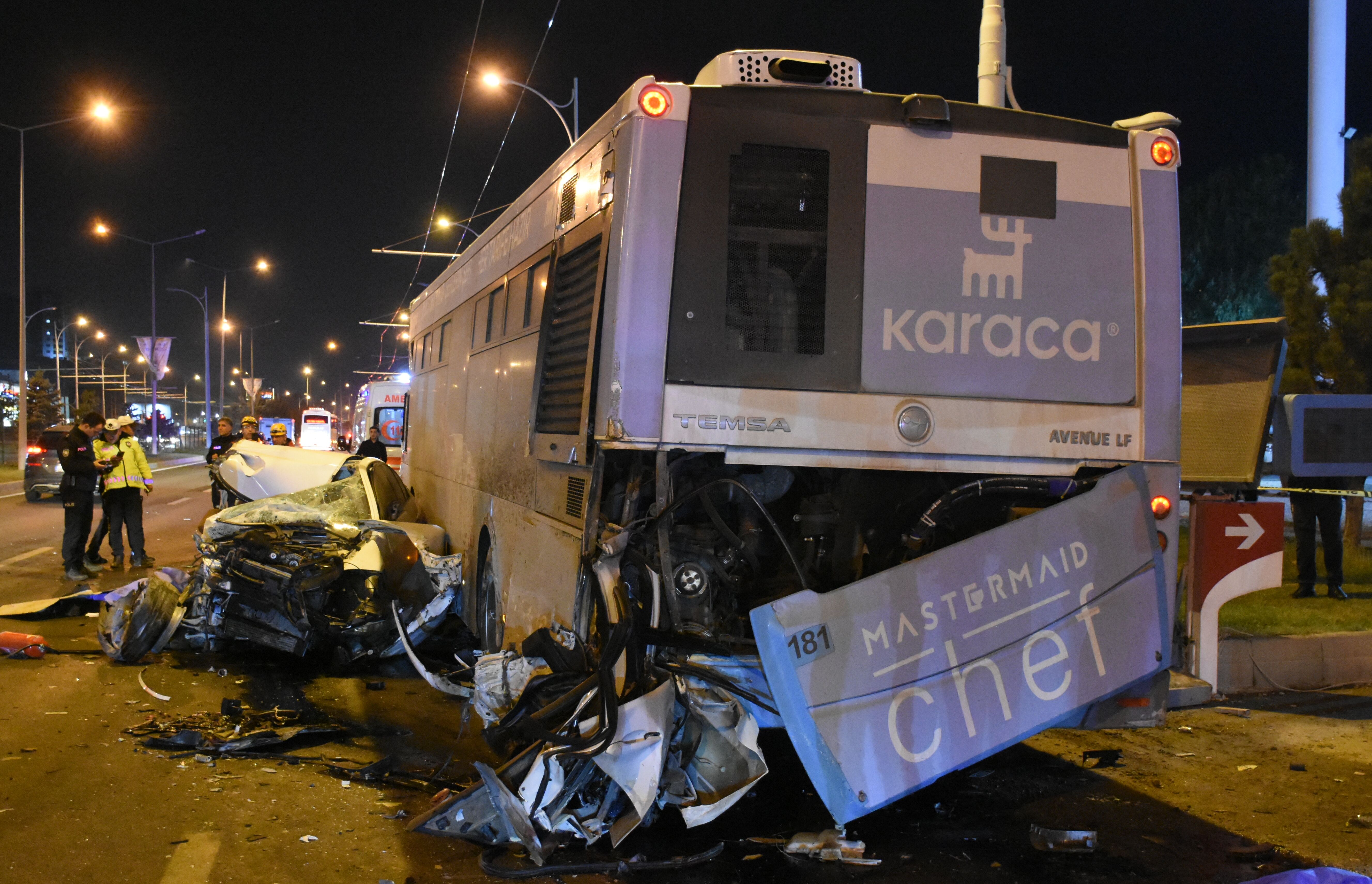 Malatya'da zincirleme trafik kazasında 2 kişi öldü, 3 kişi