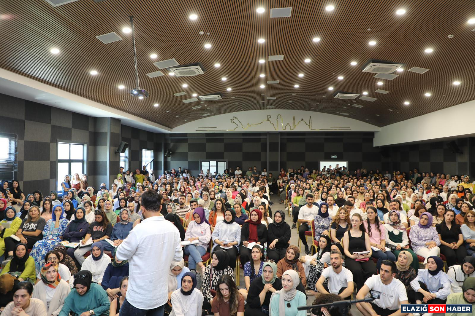 Yazar Tiryakioglu Ogrencilerle 1765539454 K Wj H5 V