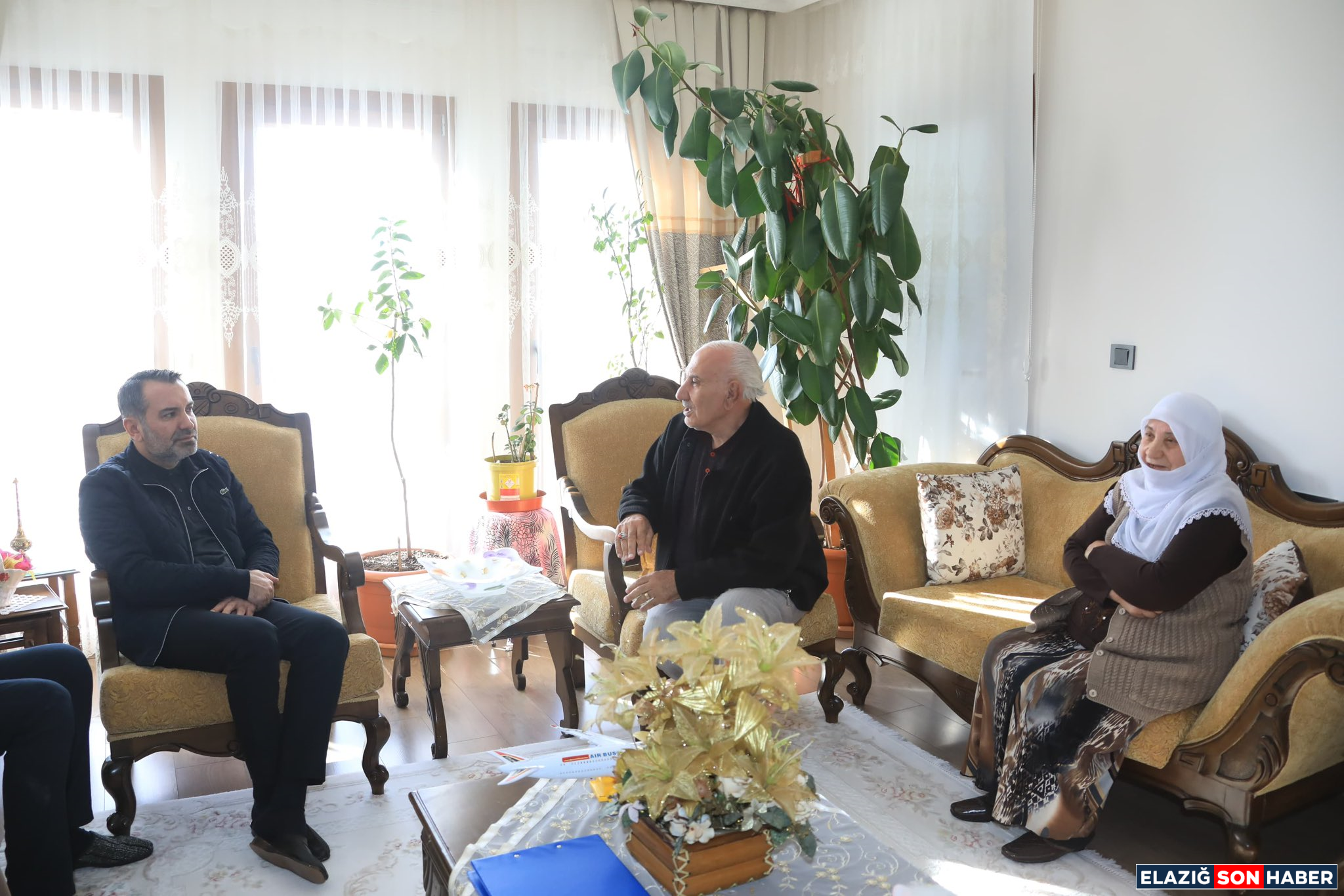 H C Qu H Yl W U A A M Ixu